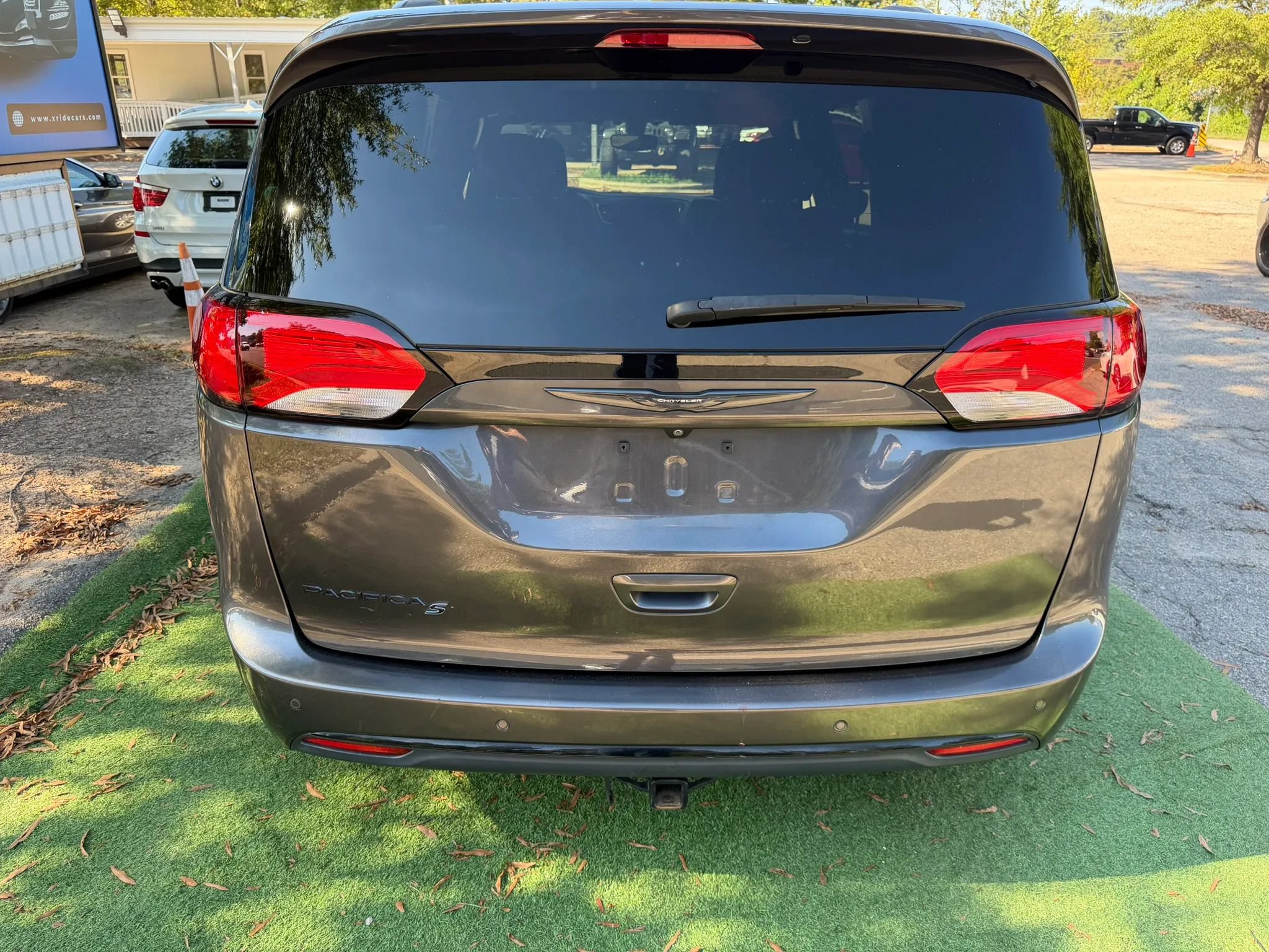 Used 2020 Chrysler Pacifica Touring-L w/ S Appearance Package FWD image 4