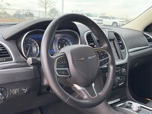Certified 2022 Chrysler 300 Touring L image 17