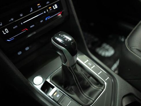 Used 2022 Volkswagen Tiguan SE w/ Panoramic Sunroof Package image 22