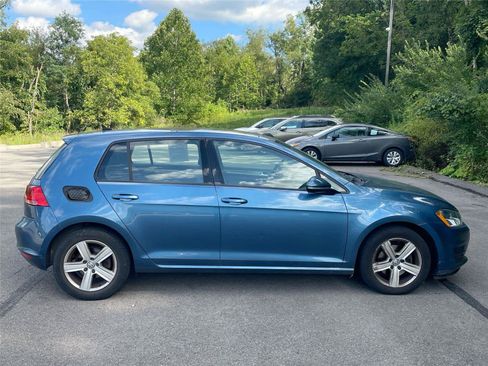 Used 2017 Volkswagen Golf 4-Door FWD image 3