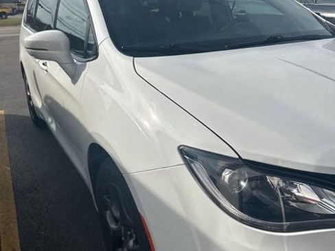 Used 2018 Chrysler Pacifica Limited image 3