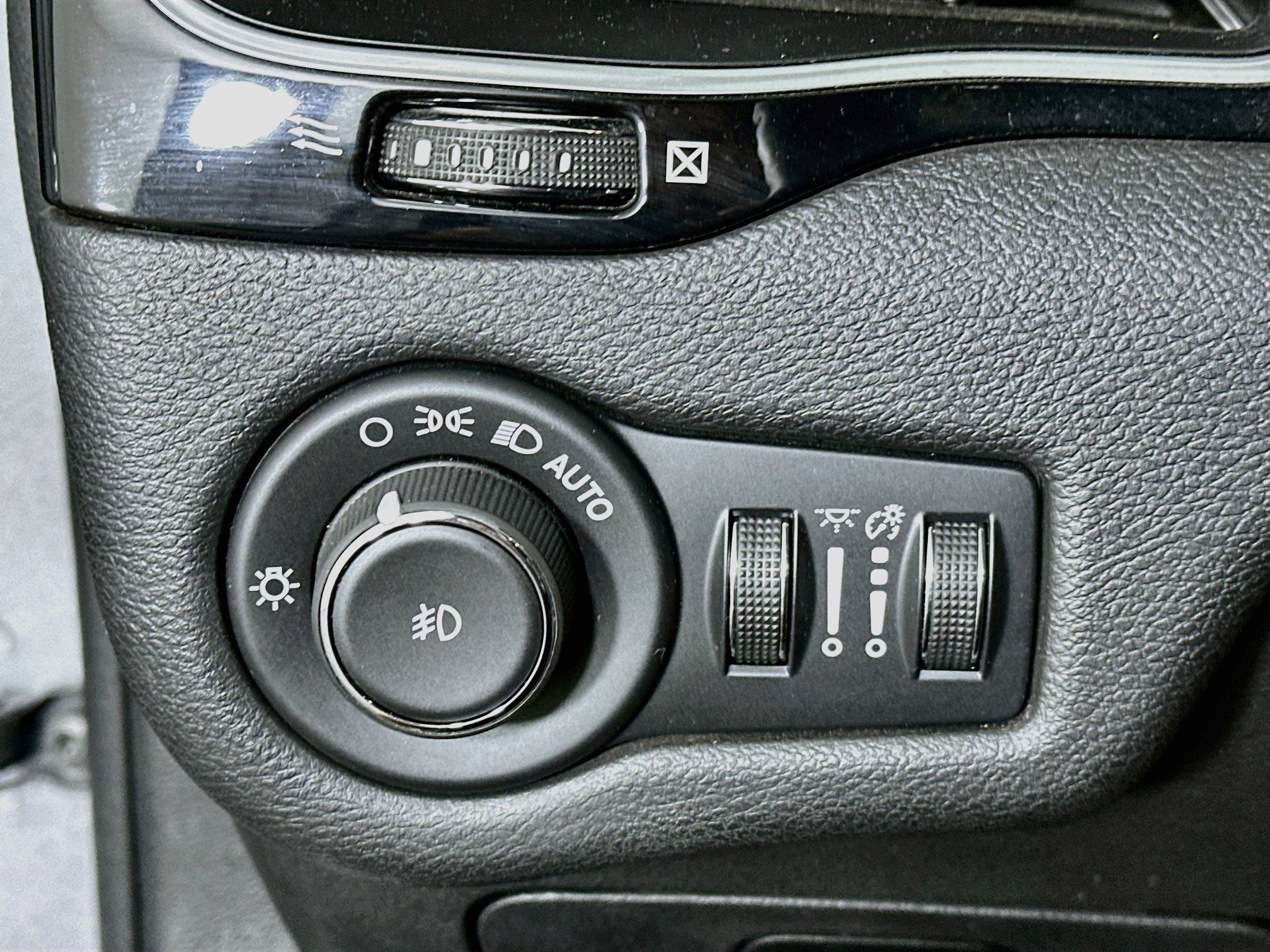 Used 2020 Jeep Cherokee Latitude Plus FWD image 17