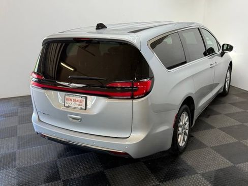 Used 2024 Chrysler Pacifica Touring-L FWD image 10