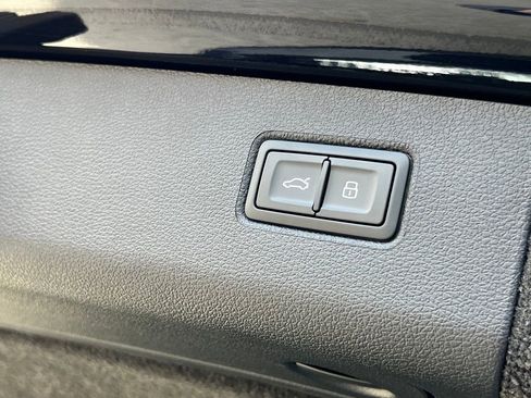 Used 2025 Bentley Bentayga image 23