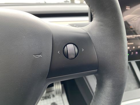 Used 2023 Tesla Model Y Performance image 21