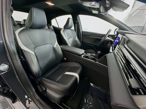 Used 2025 Toyota Camry SE w/ Convenience Package image 28