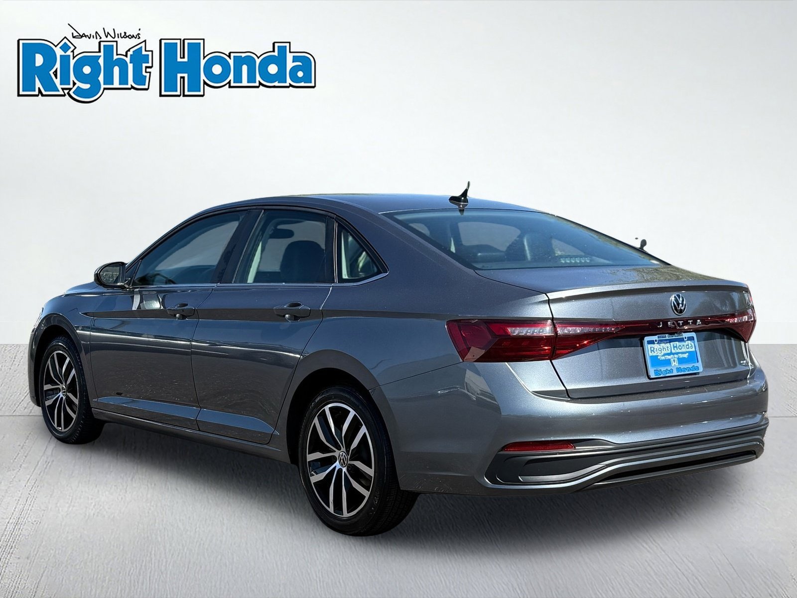 Used 2025 Volkswagen Jetta SE FWD image 4