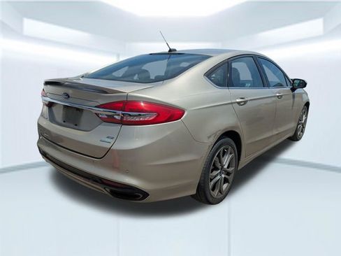 Used 2017 Ford Fusion SE w/ Equipment Group 201A FWD image 2