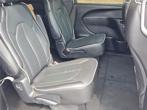 Used 2024 Chrysler Pacifica Limited w/ S Appearance Package image 7