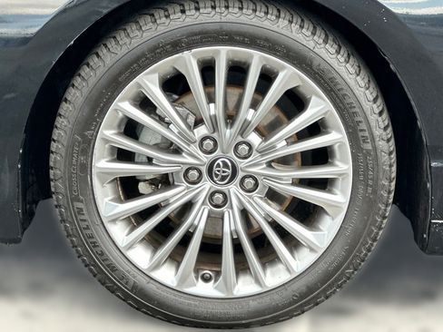 Used 2020 Toyota Avalon Limited image 11