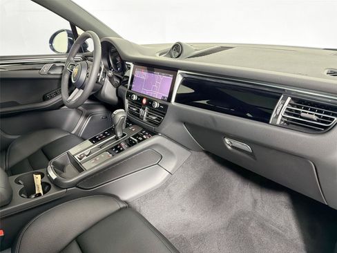 Certified 2026 Porsche Macan AWD/4WD image 29