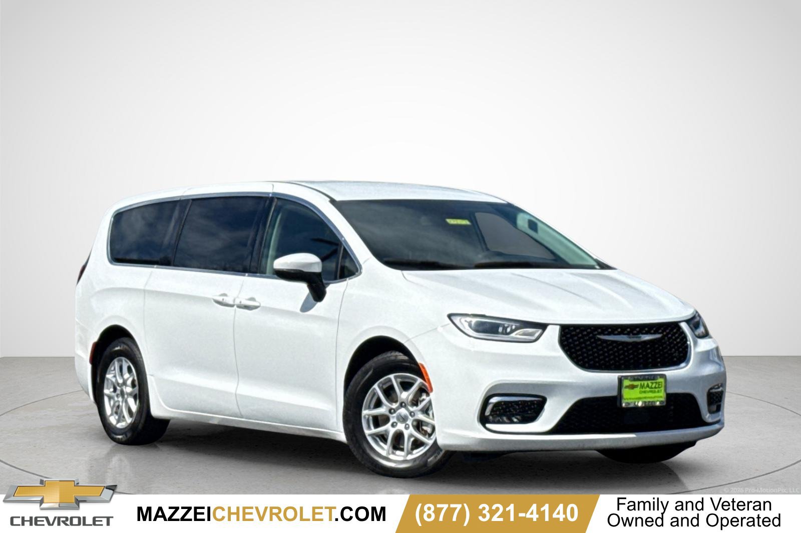 Used 2023 Chrysler Pacifica Touring-L FWD image 1