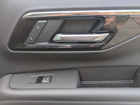 Used 2025 Chevrolet Suburban Z71 w/ Comfort Package image 23