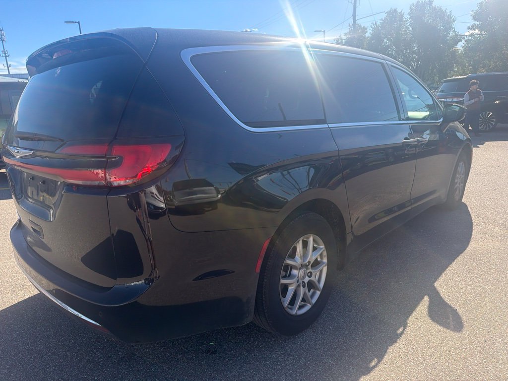 Used 2025 Chrysler Pacifica Select FWD image 6