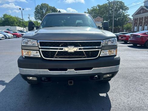 Used 2006 Chevrolet Silverado 2500 LT w/ Heavy-Duty Power Package AWD/4WD image 2