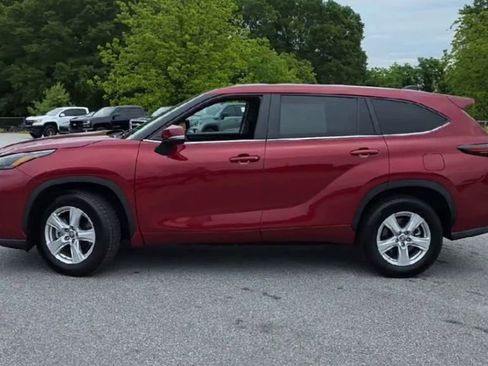 Used 2024 Toyota Highlander LE FWD image 5