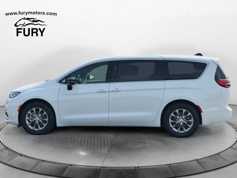 Used 2026 Chrysler Pacifica Limited FWD image 7