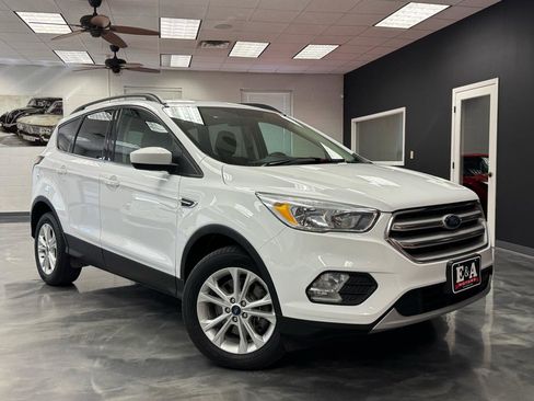 Used 2018 Ford Escape SE image 2