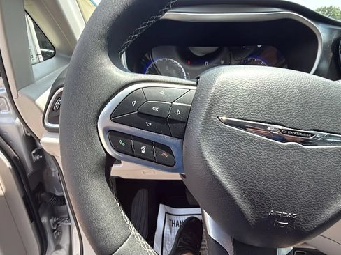 Used 2024 Chrysler Pacifica Touring-L FWD image 24