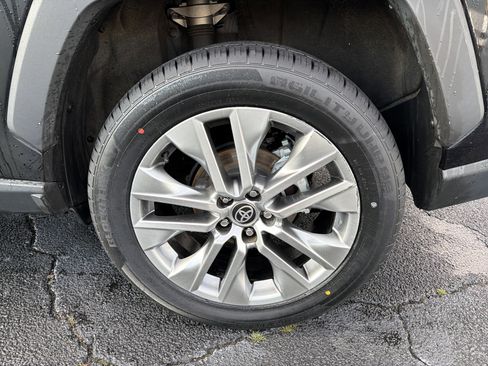 Used 2022 Toyota RAV4 XLE Premium image 20