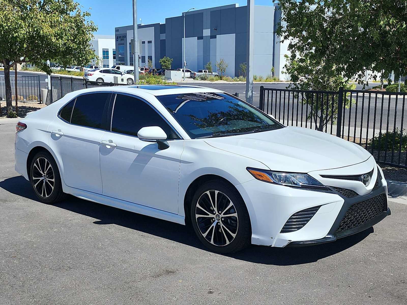 Used 2018 Toyota Camry SE w/ Moonroof Package FWD image 2