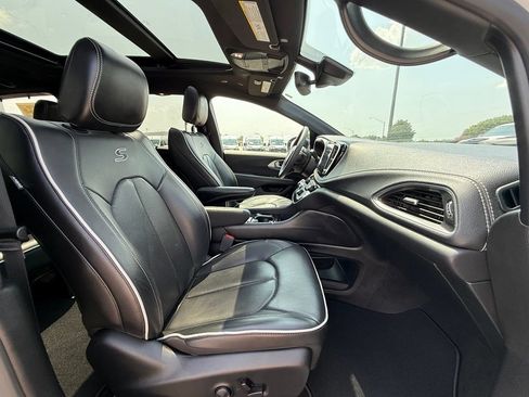 Used 2025 Chrysler Pacifica Limited FWD image 31