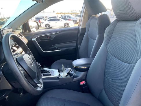 Used 2020 Toyota RAV4 LE image 8