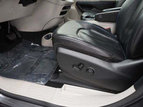 Certified 2021 Chrysler Pacifica Touring-L FWD image 41