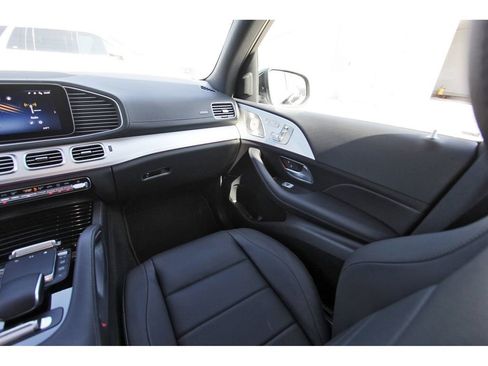 Used 2025 Mercedes-Benz GLS 450 4MATIC image 10