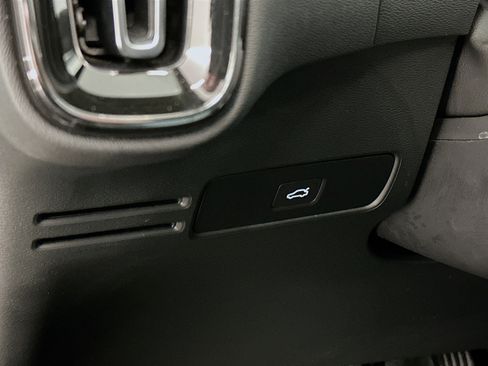 Used 2025 Volvo XC40 B5 Core image 17