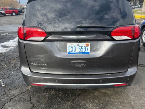 Used 2017 Chrysler Pacifica Touring-L image 3