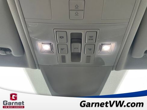 Used 2023 Volkswagen Tiguan SE w/ Panoramic Sunroof Package image 36