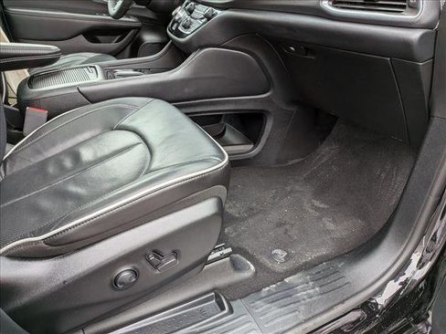 Used 2025 Chrysler Pacifica Limited image 16