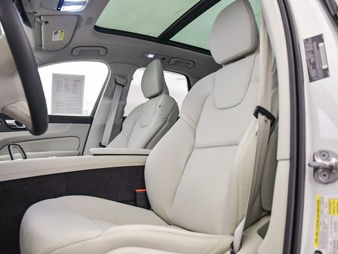 Certified 2025 Volvo XC60 T8 Plus w/ Protection Package Premier image 17