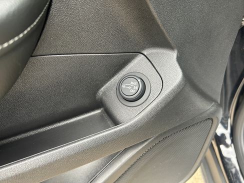 Used 2024 GMC Terrain SLT image 16