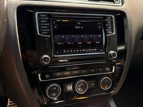 Used 2018 Volkswagen Jetta GLI FWD image 17