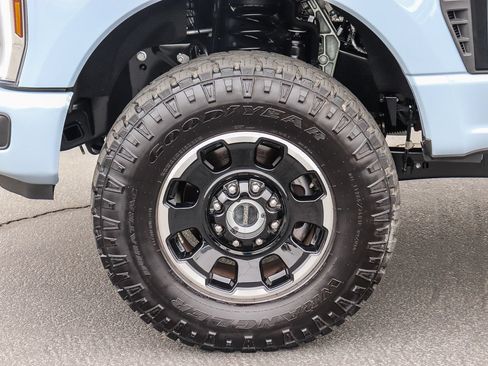 Certified 2025 Ford F250 Platinum w/ Tremor Off-Road Package AWD/4WD image 9