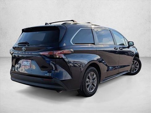 Used 2022 Toyota Sienna XLE image 5