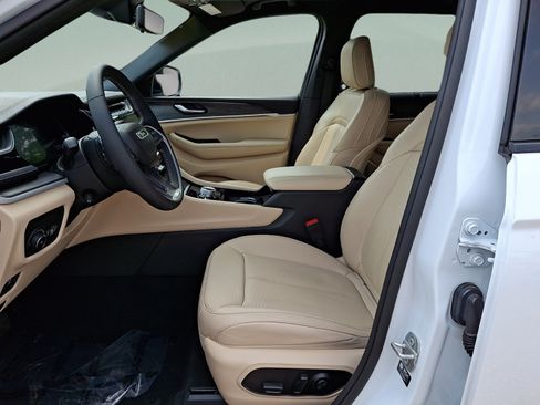 Certified 2023 Jeep Grand Cherokee L Limited w/ Luxury Tech Group II AWD/4WD image 12