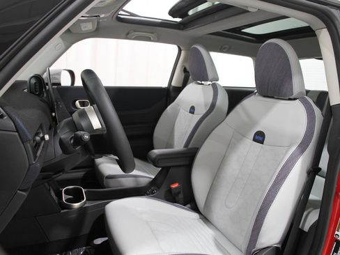 Certified 2025 MINI Cooper S image 5