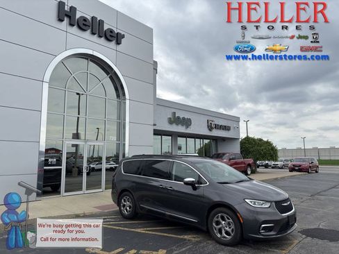 Used 2023 Chrysler Pacifica Limited FWD image 1