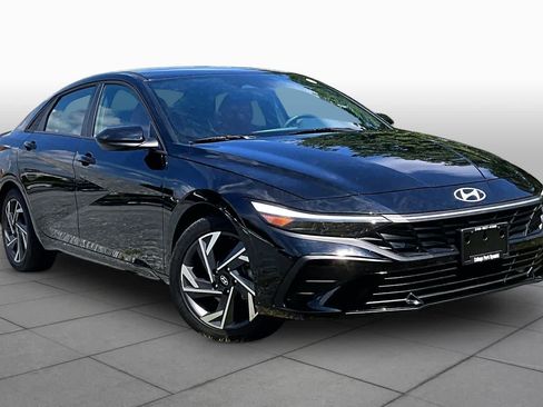 Used 2025 Hyundai Elantra Sport FWD image 2