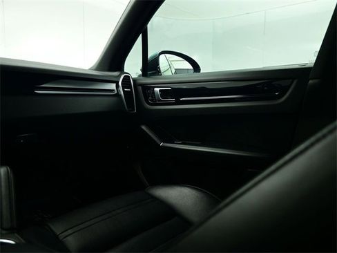 Used 2020 Porsche Cayenne S image 14