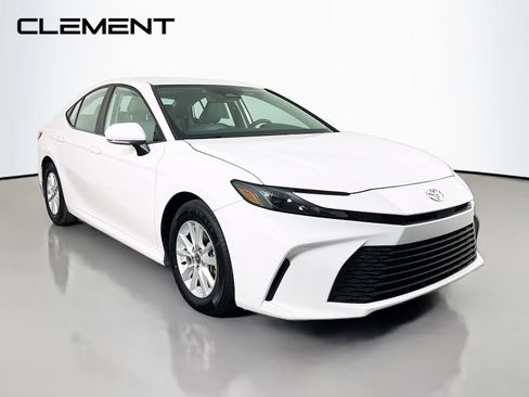 Used 2025 Toyota Camry LE w/ Convenience Package FWD image 4