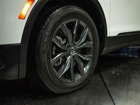 Used 2022 Volkswagen Tiguan SE image 3