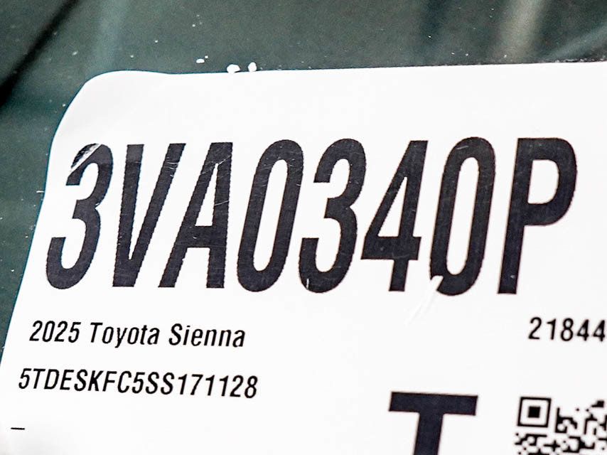 Used 2025 Toyota Sienna Platinum AWD/4WD image 36