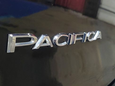 Used 2024 Chrysler Pacifica Touring-L FWD image 7