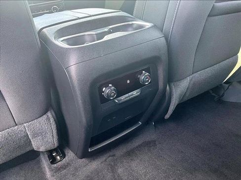 Used 2025 Chevrolet Traverse LT FWD image 25