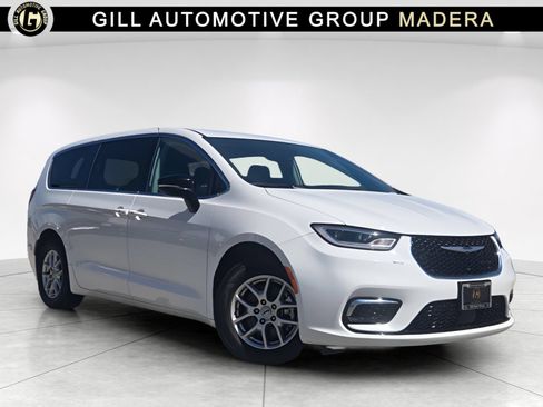 Used 2024 Chrysler Pacifica Touring-L FWD image 1