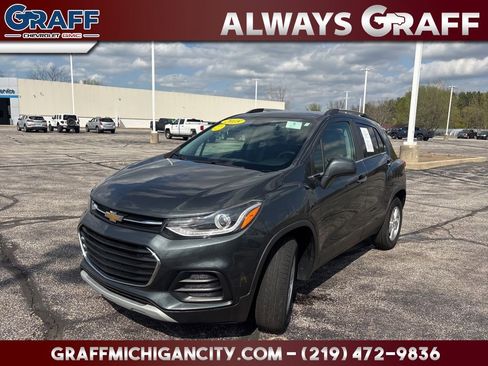 Used 2018 Chevrolet Trax LT w/ LT Convenience Package image 1